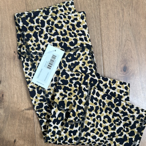NWT Outdoor Voices Zoom 10” Short in Leopard - Picture 5 of 5